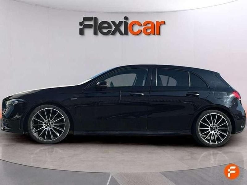 Usado Mercedes A180 116 CV (85 kW) 2021 Negro Utilitario