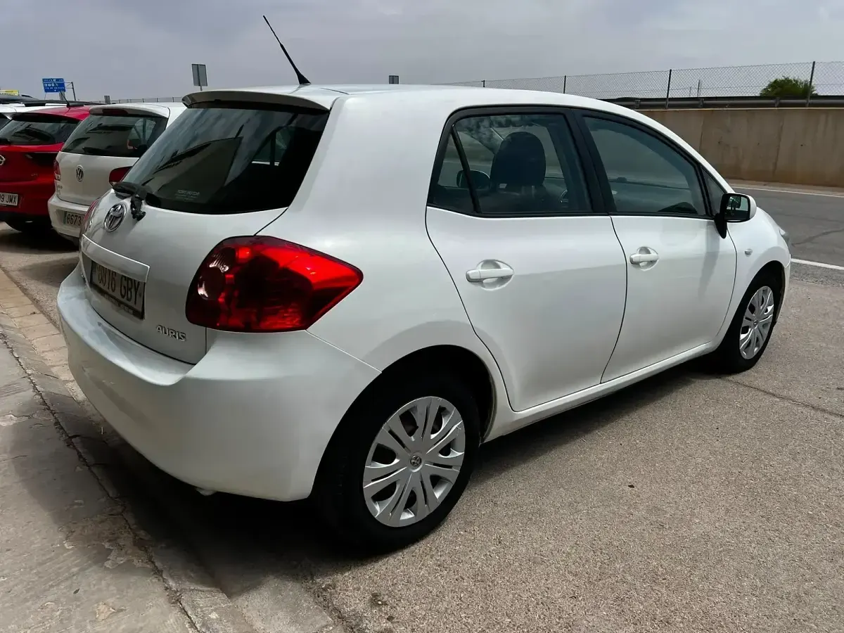 Usado Toyota Auris Luna 124 CV (91 kW) 2008 Blanco Utilitario