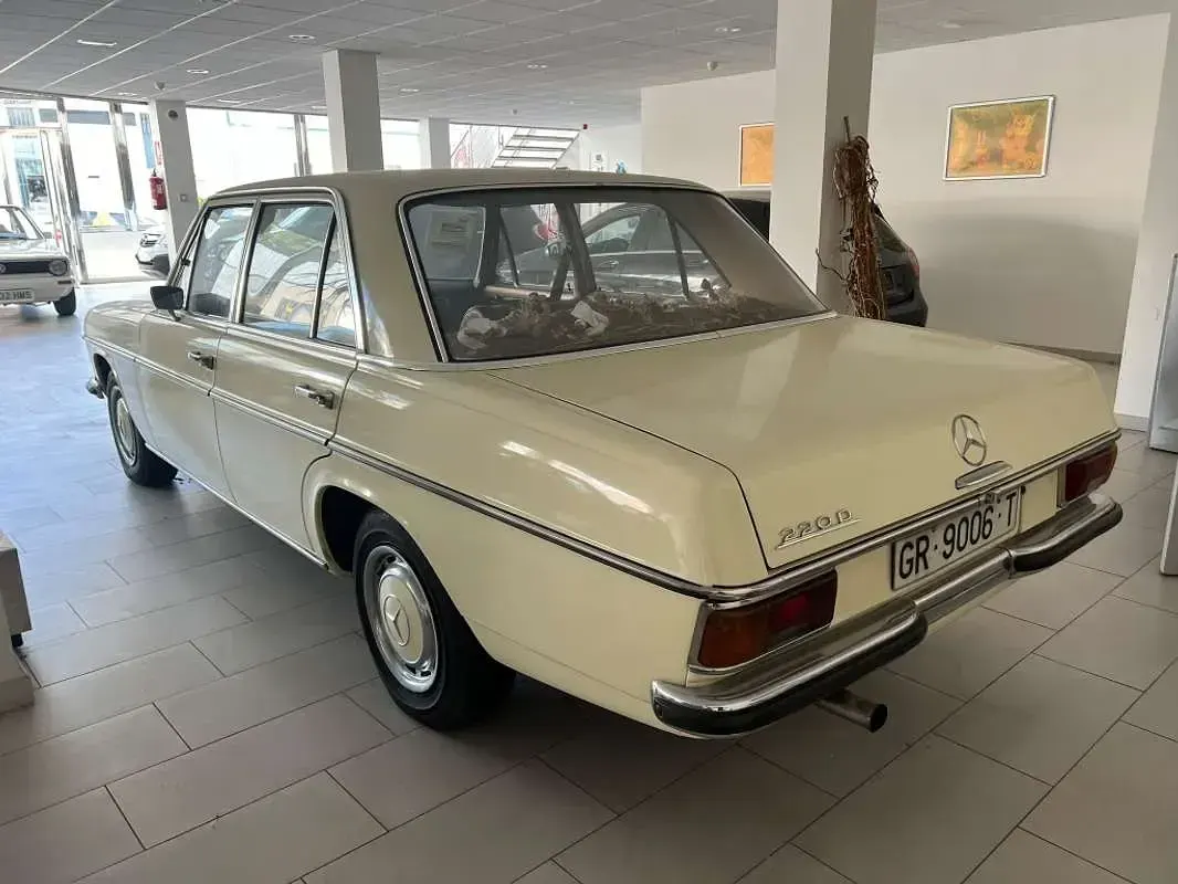 Usado Mercedes 200 1971 Beige Berlina