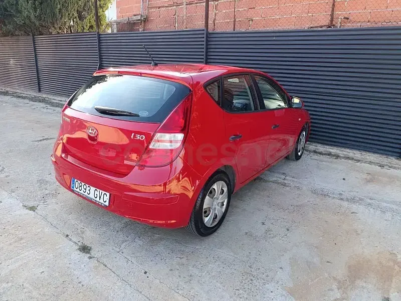 Usado Hyundai i30 Comfort 109 CV (80 kW) 2010 Rojo Berlina