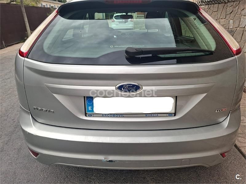 Usado Ford Focus Trend 109 CV (80 kW) 2011 Gris / plata Berlina