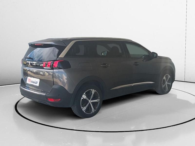 Usado Peugeot 5008 Allure 131 CV (96 kW) 2022 Gris / plata Monovolumen