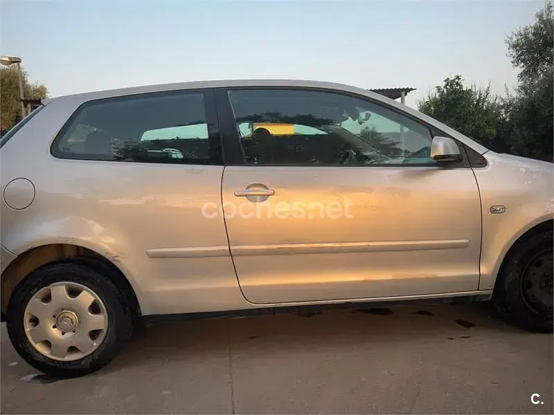 Usado VW Polo Highline 75 CV (55 kW) 2003 Gris / plata Berlina