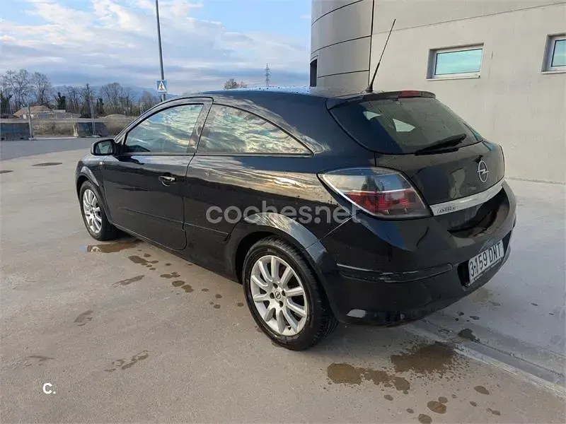 Usado Opel Astra GTC Enjoy 105 CV (77 kW) 2005 Negro Berlina