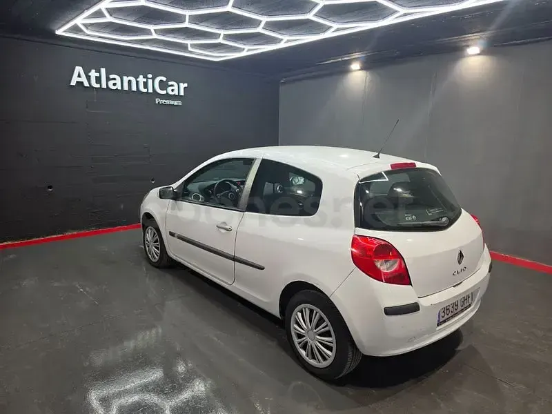 Usado Renault Clio II 70 CV (51 kW) 2008 Blanco Berlina