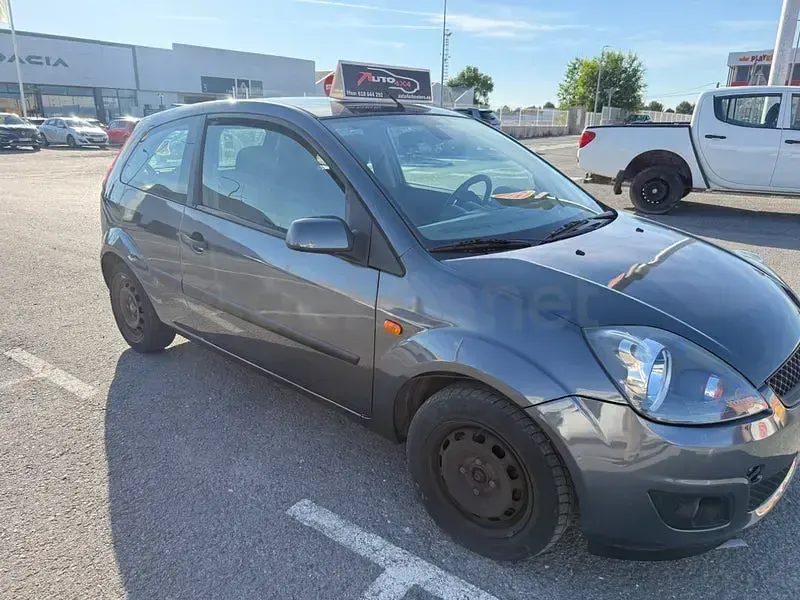 Usado Ford Fiesta Ambiente 68 CV (50 kW) 2007 Gris / plata Utilitario