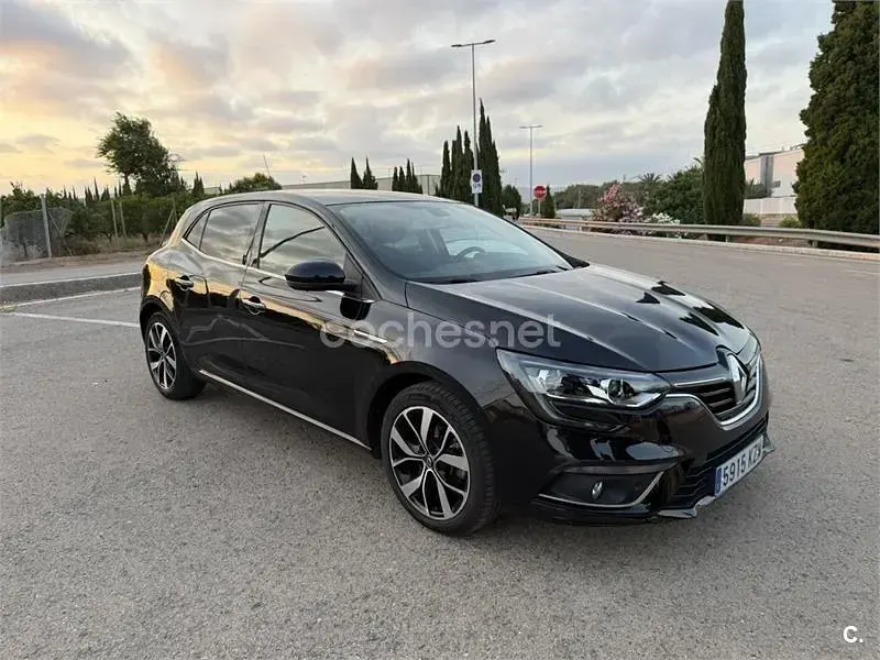 Usado Renault Mégane IV LIMITED 140 CV (102 kW) 2019 Negro Berlina