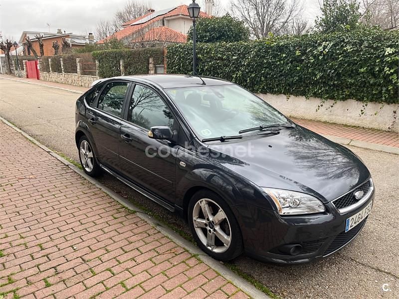 Usado Ford Focus Ghia 115 CV (84 kW) 2007 Gris / plata Berlina