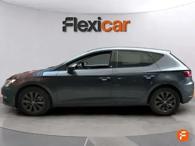 Usado Seat Leon Style 130 CV (95 kW) 2020 Gris Berlina