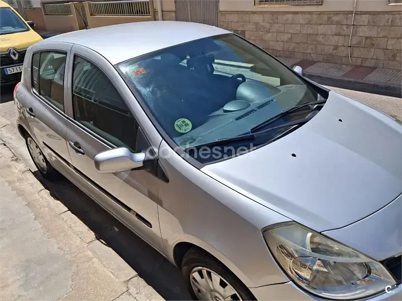 Usado Renault Clio II Dynamique 85 CV (62 kW) 2007 Gris / plata Berlina