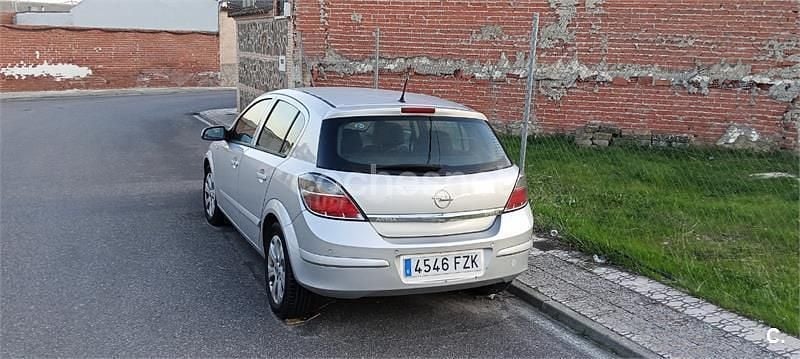 Usado Opel Astra Cosmo 100 CV (73 kW) 2008 Gris / plata Berlina