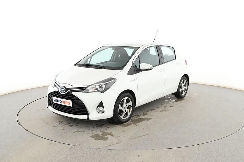 Usado Toyota Yaris Hybrid Active 101 CV (74 kW) 2015 Blanco Berlina