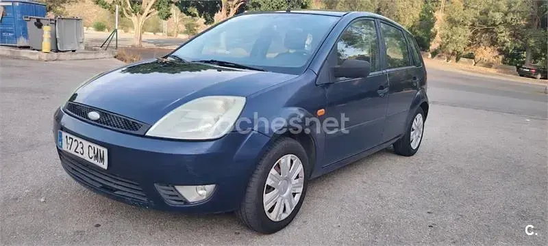 Usado Ford Fiesta Ghia 80 CV (58 kW) 2004 Azul Utilitario