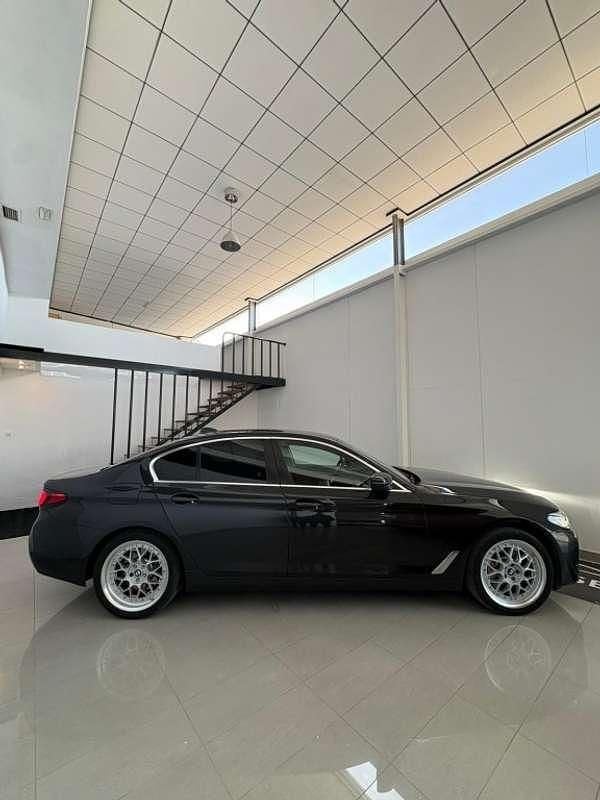Usado BMW 530e Comfort Edition 292 CV (214 kW) 2021 Negro Familiar