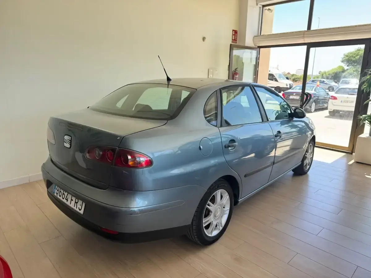 Usado Seat Cordoba Reference 80 CV (58 kW) 2007 Gris Berlina