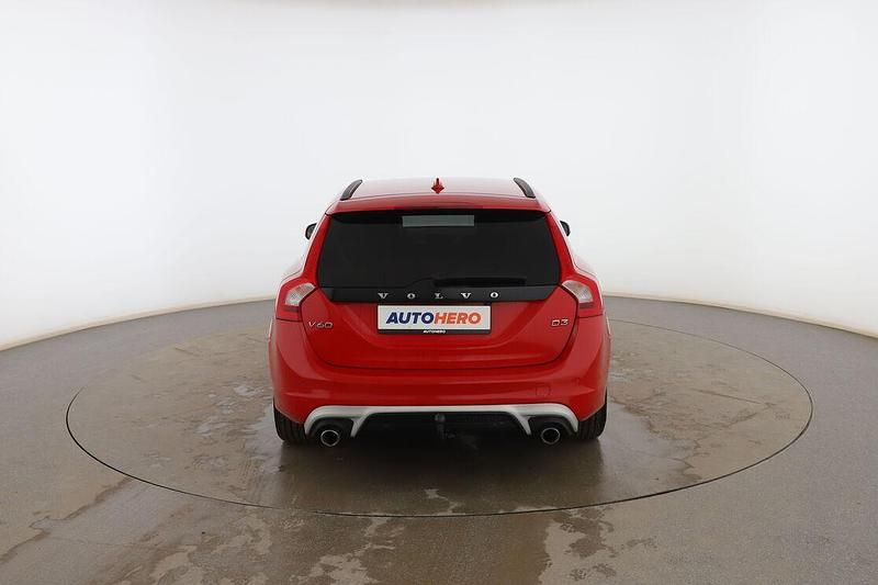 Usado Volvo V60 R-Design Momentum 135 CV (99 kW) 2015 Rojo Familiar