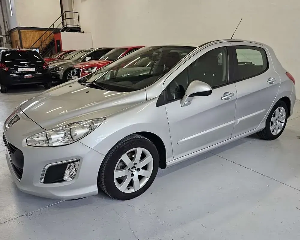 Usado Peugeot 308 Active 92 CV (67 kW) 2013 Plateado Utilitario