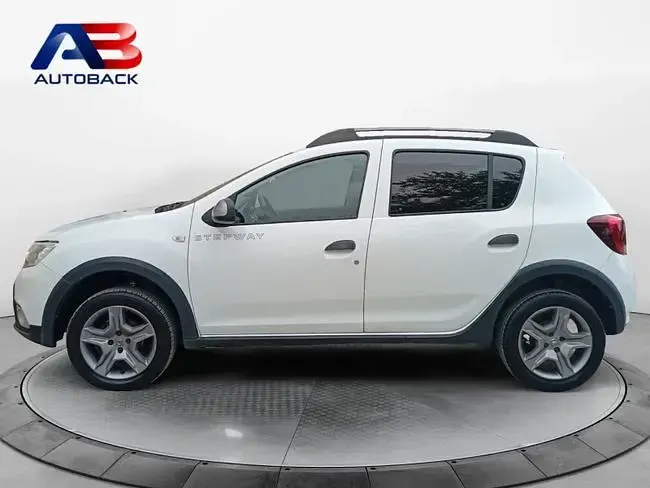 Usado Dacia Sandero Comfort 90 HP (66 kW) 2018 Branco Sedan