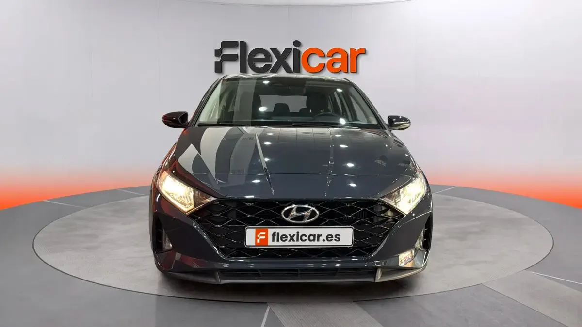 Usado Hyundai i20 101 CV (74 kW) 2022 Gris Utilitario