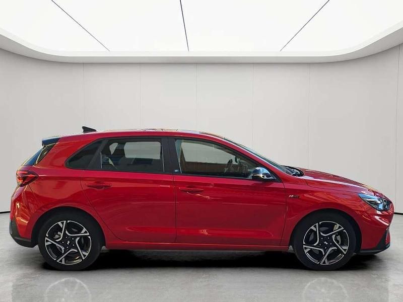 Usado Hyundai i30 N Line 120 CV (88 kW) 2024 Rojo Berlina