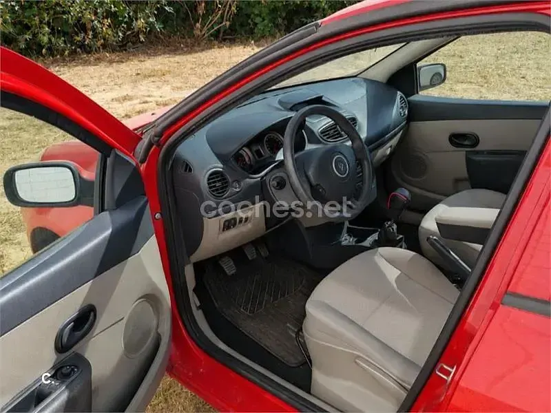 Usado Renault Clio II Dynamique 85 CV (62 kW) 2007 Rojo Berlina