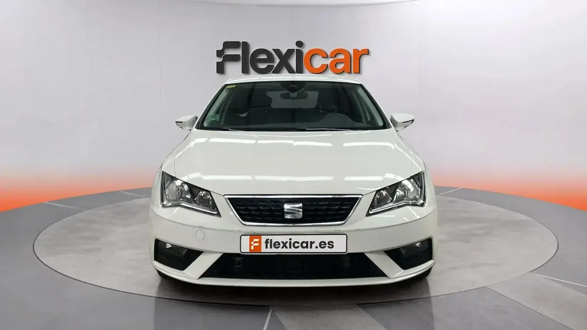 Usado Seat Leon Style Plus 125 CV (91 kW) 2018 Blanco Berlina