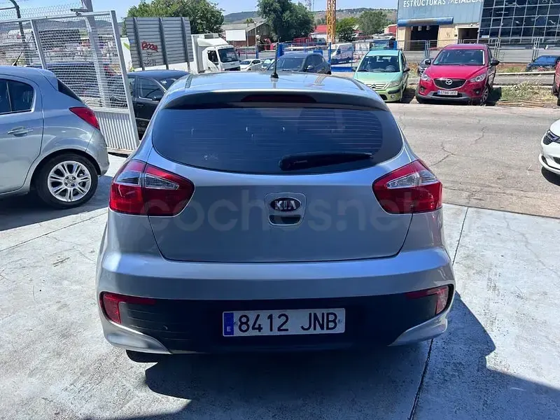 Usado Kia Rio 75 CV (55 kW) 2016 Gris / plata Utilitario