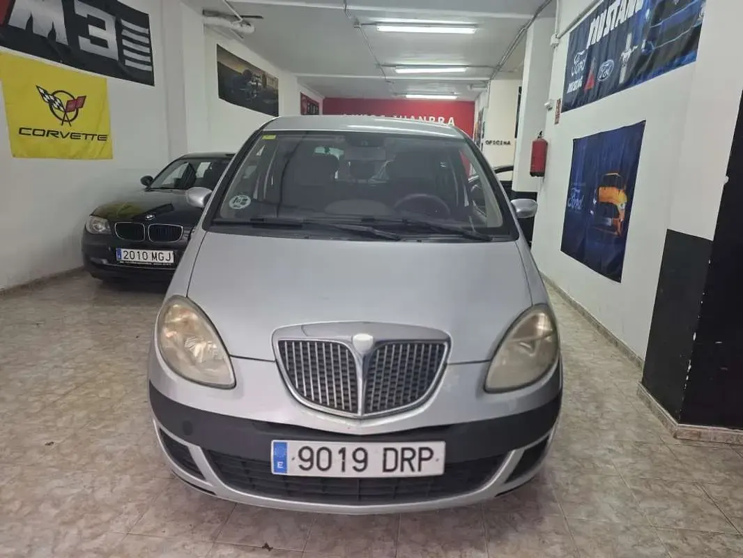 Usado Lancia Musa 95 CV (69 kW) 2006 Gris Monovolumen
