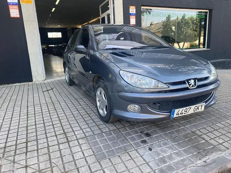 Usado Peugeot 206 70 CV (51 kW) 2008 Gris / plata Berlina