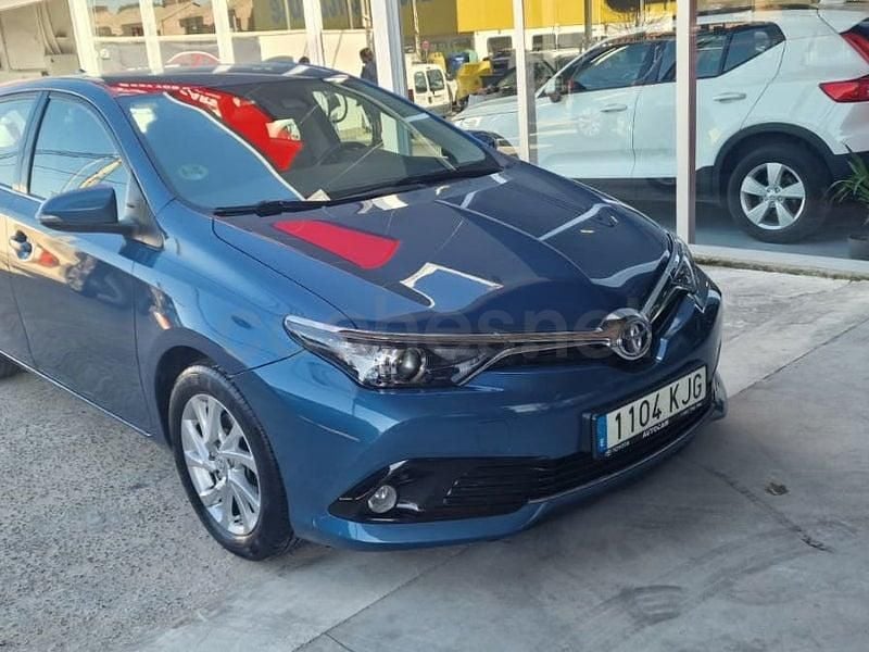 Usado Toyota Auris Active 116 CV (85 kW) 2018 Azul Berlina