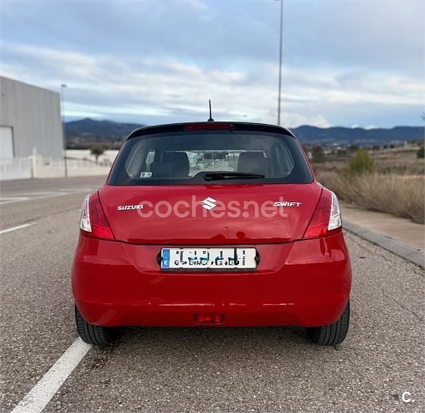 Usado Suzuki Swift GLX 95 CV (69 kW) 2013 Rojo Berlina