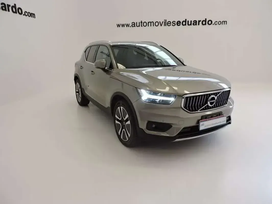 Usado Volvo XC40 Inscription 211 CV (155 kW) 2021 Plateado SUV