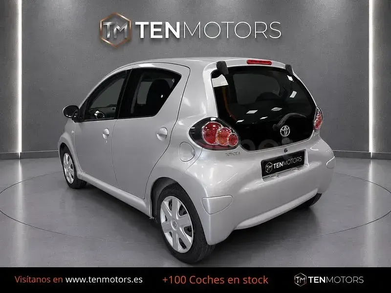 Usado Toyota Aygo Live 68 CV (50 kW) 2010 Gris / plata Utilitario