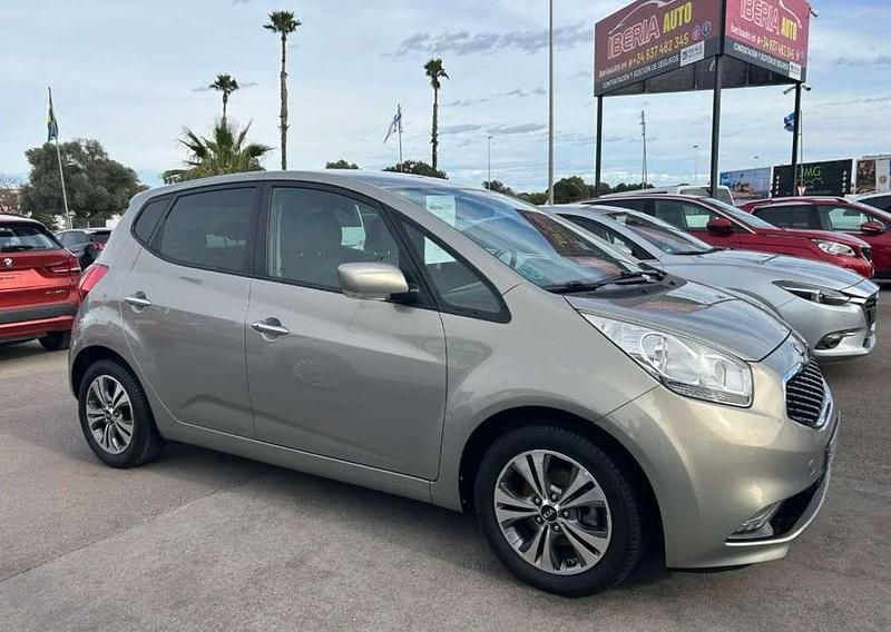 Usado Kia Venga 125 CV (91 kW) 2016 Gris Utilitario