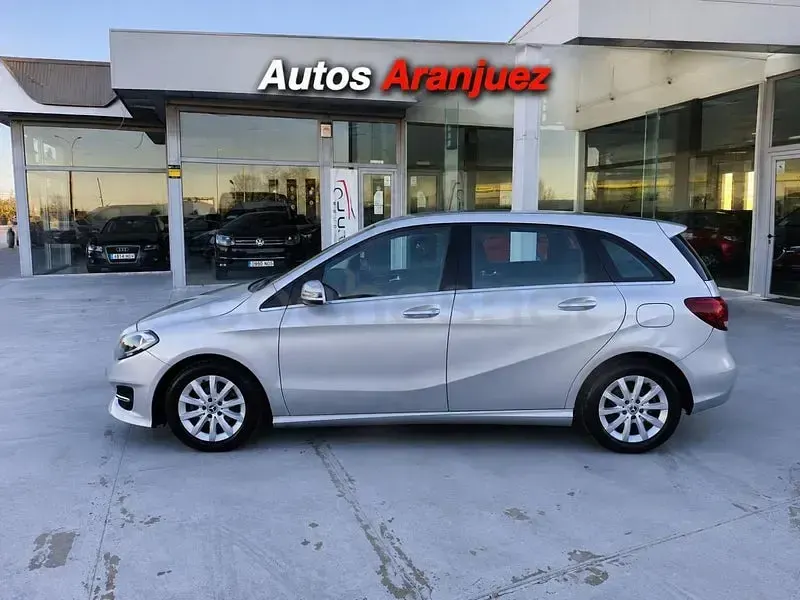 Usado Mercedes B180 109 CV (80 kW) 2018 Gris / plata Utilitario