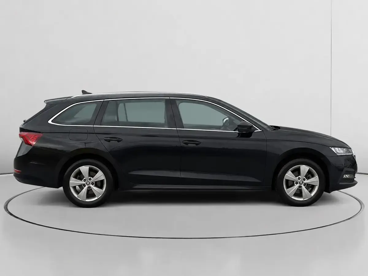 Usado Skoda Octavia Ambition 150 CV (110 kW) 2022 Negro Utilitario