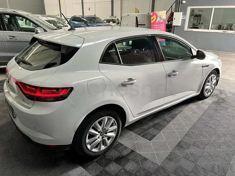 Usado Renault Mégane II Intens 115 CV (84 kW) 2022 Blanco Berlina