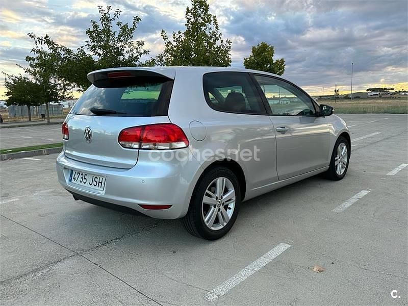 Usado VW Golf VII Advance 105 CV (77 kW) 2012 Gris / plata Berlina