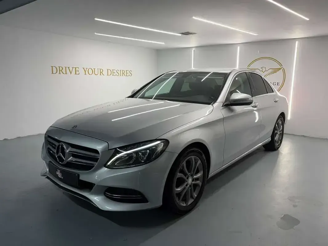 Usado Mercedes C180 Avantgarde Edition 120 CV (88 kW) 2015 Plateado Berlina