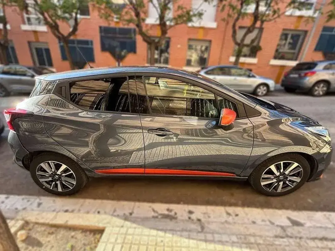 Usado Nissan Micra Acenta 88 CV (64 kW) 2018 Gris Utilitario