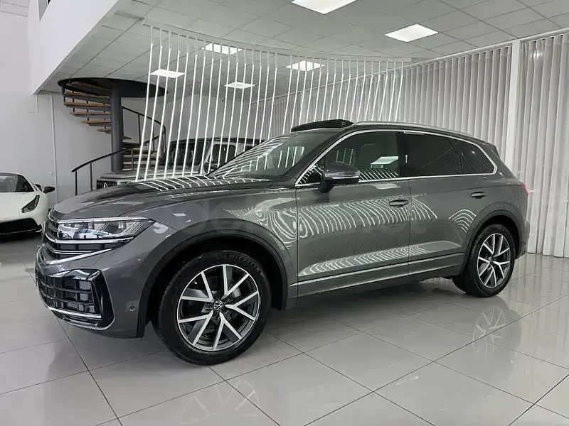 Käytetty VW Touareg 231 HP (169 kW) 2025 Harmaa Katumaasturi