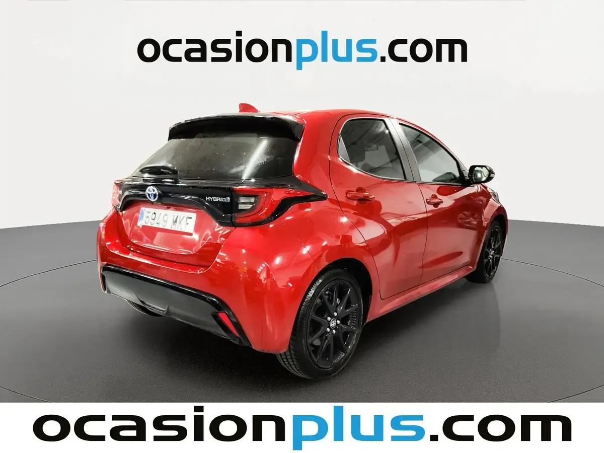 Usado Toyota Yaris Style 116 CV (85 kW) 2023 Rojo Utilitario
