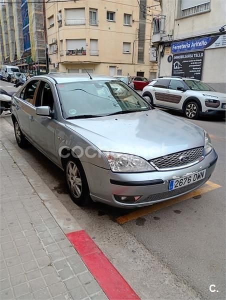 Usado Ford Mondeo Ghia 130 CV (95 kW) 2006 Gris / plata Familiar