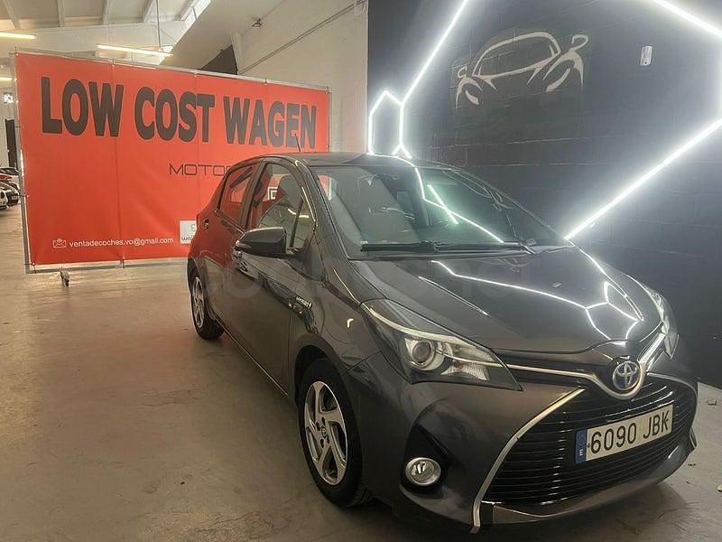 Usado Toyota Yaris Hybrid Active 100 CV (73 kW) 2014 Gris / plata Berlina