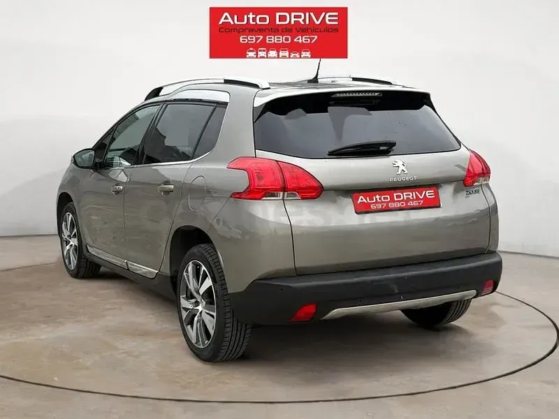 Usado Peugeot 2008 Allure 110 CV (80 kW) 2016 Gris / plata SUV