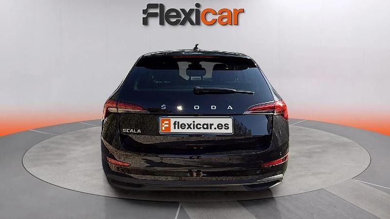 Usado Skoda Scala Selection 95 CV (69 kW) 2024 Negro Utilitario