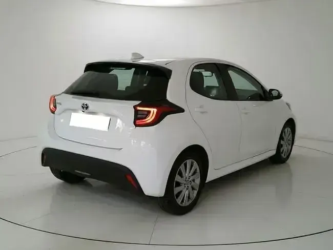 Usado Toyota Yaris Active 116 CV (85 kW) 2022 Blanco Utilitario