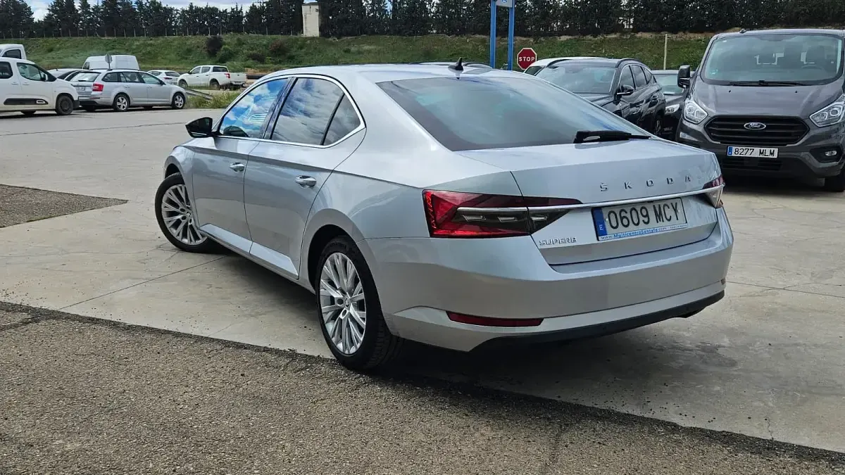 Usado Skoda Superb Style 150 CV (110 kW) 2022 Gris Berlina