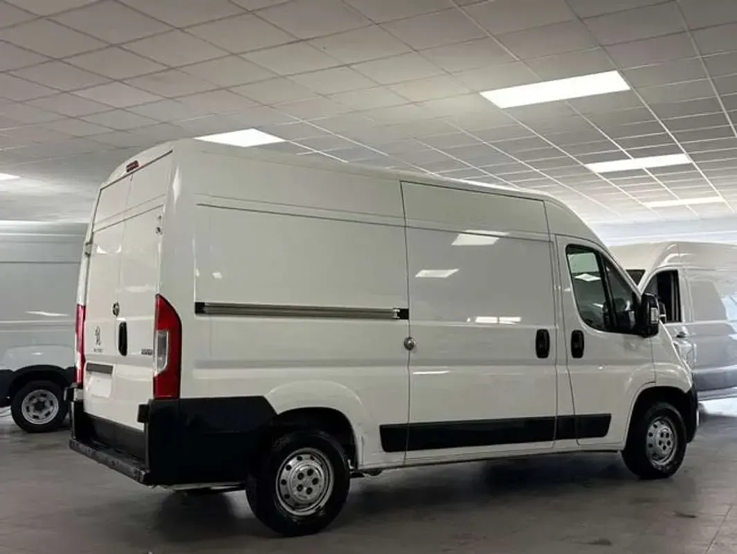 Usado Peugeot Boxer Premium 120 CV (88 kW) 2019 Blanco Van