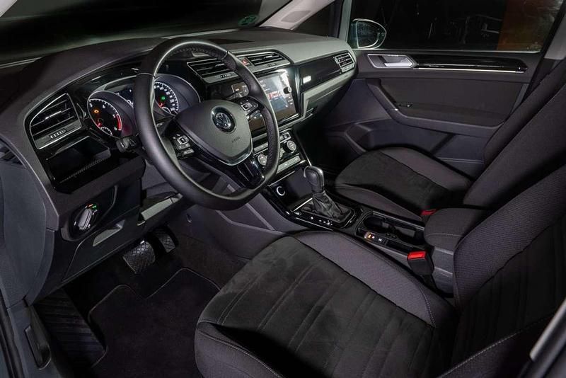 Usado VW Touran Sport 150 CV (110 kW) 2020 Gris Monovolumen